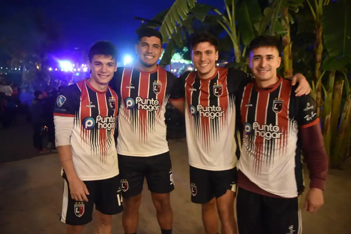 El equipo de Isótopos FC, contentos con su victoria. De izquierda a derecha Santino Boscarino de 20 años, Facundo Ledesma de 24, Ignacio Gonzáles de 25 y Matías Ibiris de 24. Foto: Inés Quinteros Orio (La Gaceta) 