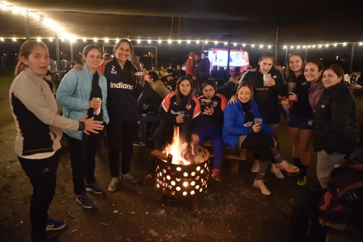 Las jugadoras de 1038 celebrando con el calor de una fogata.
