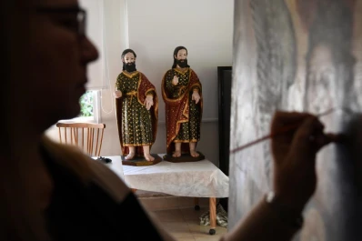 De madera o en un cuadro, los protectores de la ciudad recuperan el antiguo brillo