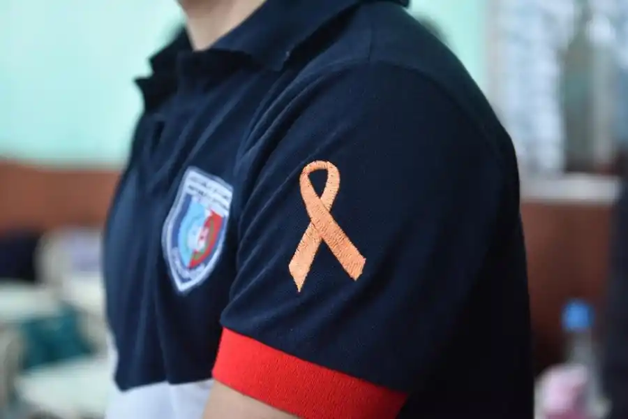 Con un listón naranja, estudiantes de Concepción buscan que se hable de salud mental