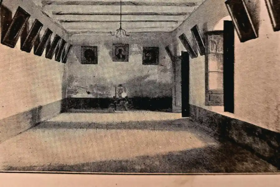 EL INTERIOR. Despojado y sin muebles, una imagen a principios del siglo XX.