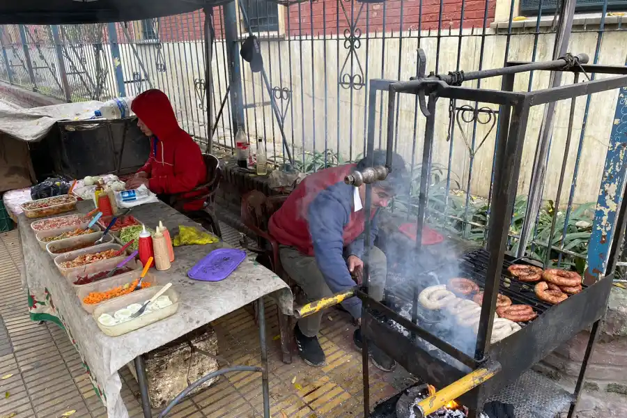 HUMO DE LAS PARRILLAS. Los choripaneros fueron los primeros en llegar.