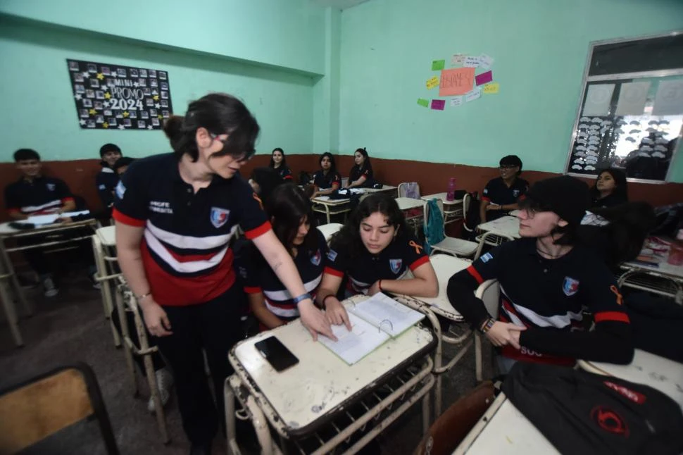 Con un listón naranja, estudiantes de Concepción buscan que se hable de salud mental