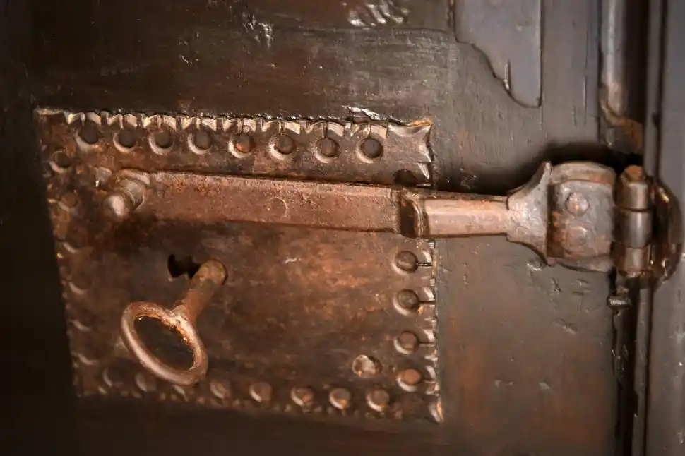 LOS HERRAJES ORIGINALES. El arcón vino de Ibatín con la mudanza de 1685.