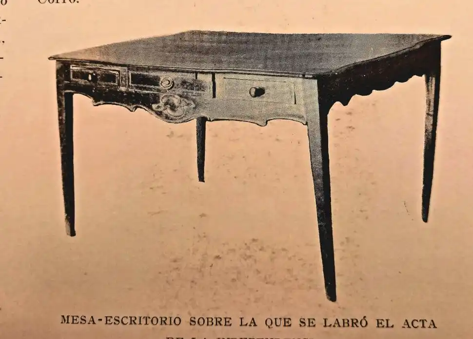 MUEBLE DONADO. En el escritorio cedido por la familia Aráoz se firmó la Independencia.