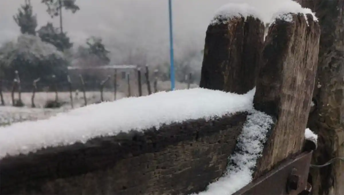 POR LA MAÑANA. El SMN advierte que las nevadas cesarán durante las primeras horas del lunes. 