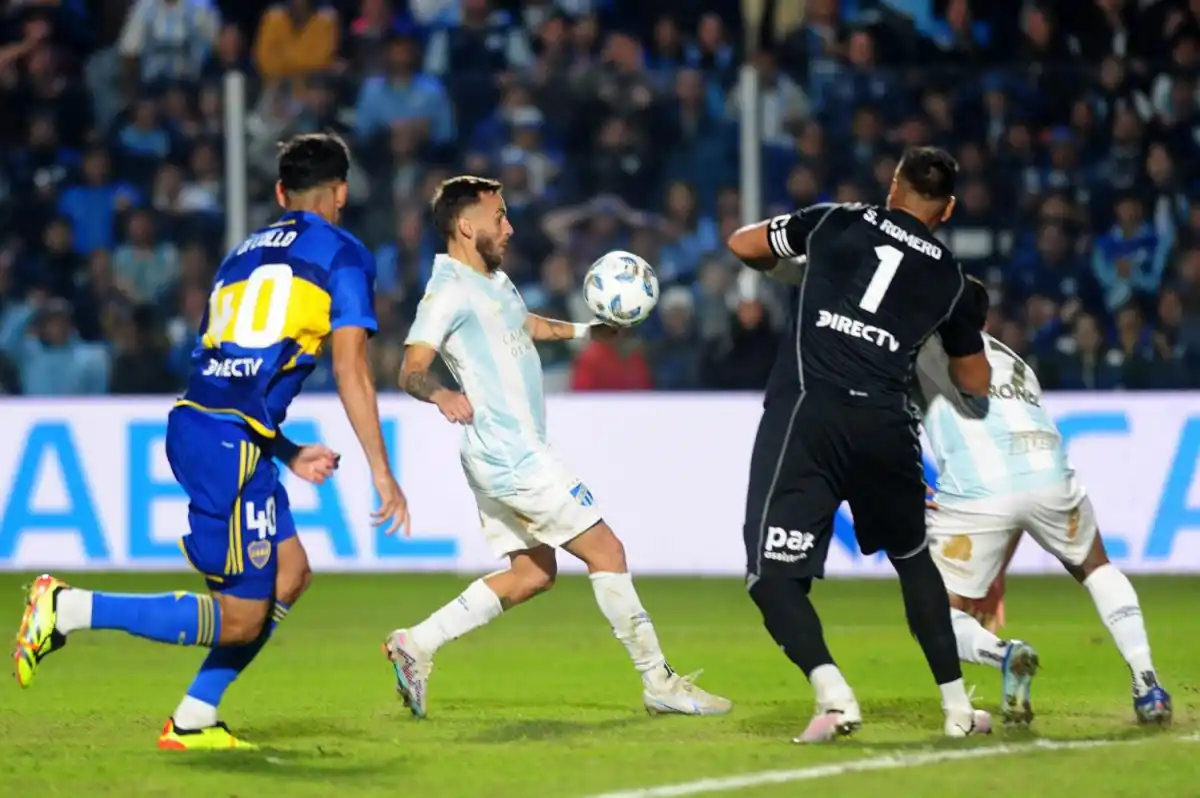 OBSTRUCCIÓN. El juez Echavarría, a instancias del VAR anuló el gol de Tesuri por la posición de Coronel. Foto: DIEGO ARÁOZ / LA GACETA