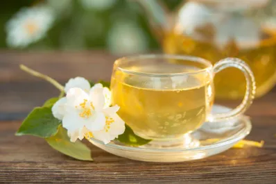 Té blanco: beneficios, cómo prepararlo y cuál es el mejor momento para tomarlo