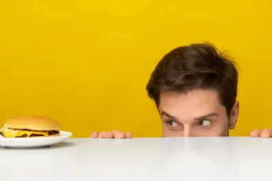 ¿Por qué sentimos hambre después de pensar mucho? La explicación científica