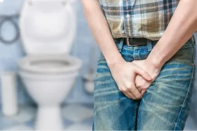 Tres razones por las que los hombres deben hacer pis sentados, según los médicos