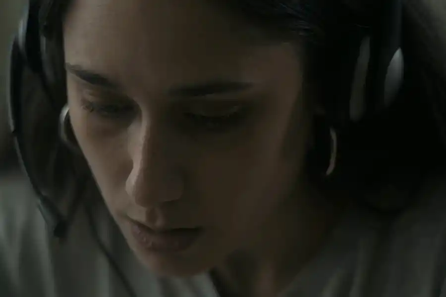 TENSIÓN. Una llamada en particular intensifica las emociones del corto. Con el pasar de los minutos, el ambiente se torna cada vez más oscuro.