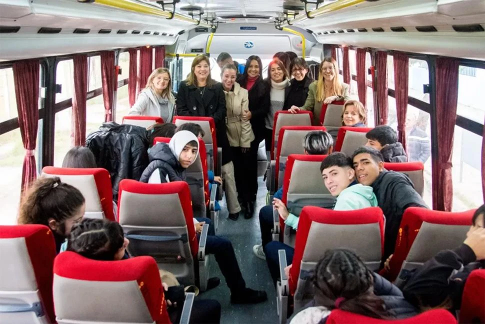 Funcionarios de la Municipalidad de la Capital pasearon con alumnos en el Bus Turístico
