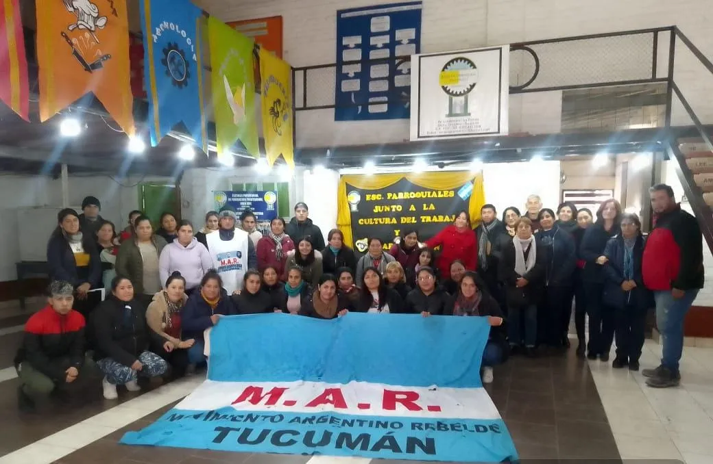EN BUSCA DE SALIDA LABORAL. Escuelas parroquiales firmaron un acta con el Movimiento Argentino Rebelde para la capacitación en oficios. Foto gentileza Cristina Selman