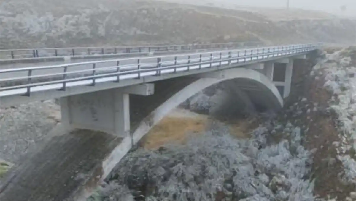 PAISAJE HELADO. En los Valles Calchaquíes, el lunes amaneció cubierto de copos de nieve, lo que obliga a circular con precaución por las rutas y caminos.  Fotos Gentileza Javier Astorga