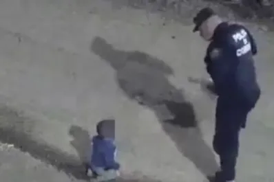 Video: en plena madrugada encontraron a un bebé gateando solo en la calle