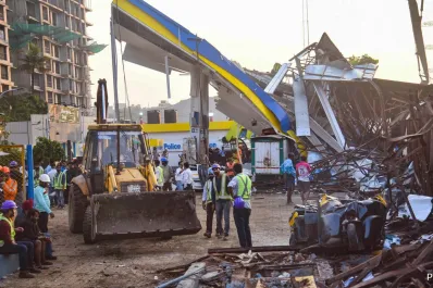 Un inmenso cartel publicitario se desplomó sobre una estación de servicio en India