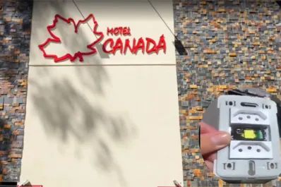 Video: fueron a un hotel alojamiento y encontraron una cámara en el enchufe: el insólito reparo que les ofrecieron