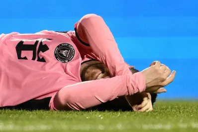 Video: mirá el patadón que recibió Lionel Messi que pone en duda su presencia en el “clásico del sol”