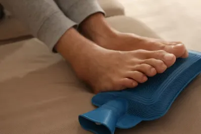 Siempre tengo fríos los pies: ¿cuál puede ser la causa y cuándo estar alerta?