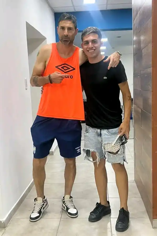 Tiene 20 años, es peluquero de Atlético Tucumán y San Martín y le cortó el pelo a un campeón del mundo
