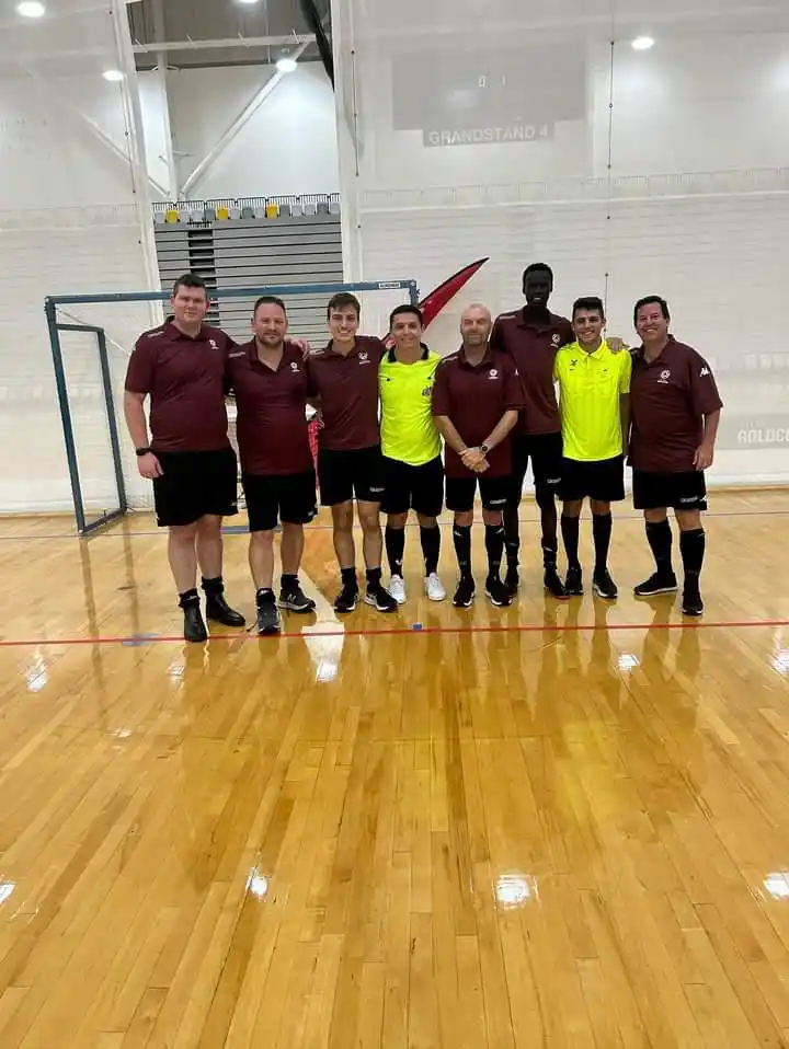 INTERNACIONAL. Véliz junto al plantel de Irán en la Internacional Cup (Gold Coast/Queensland).