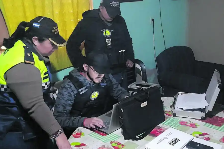 TRABAJO. Los policías, durante el allanamiento que hicieron ayer.
