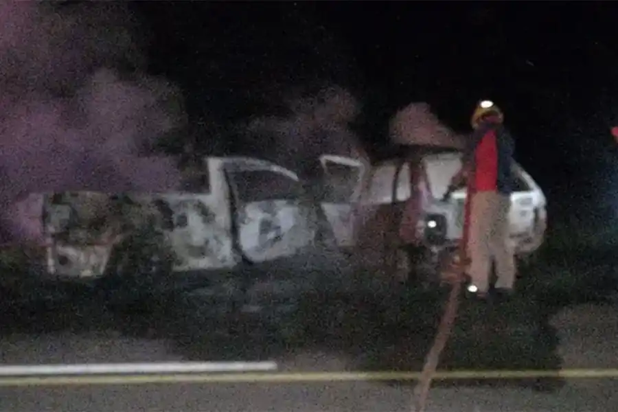 CALCINADOS. Los dos vehículos que intervinieron en el siniestro fueron consumidos por las llamas. 