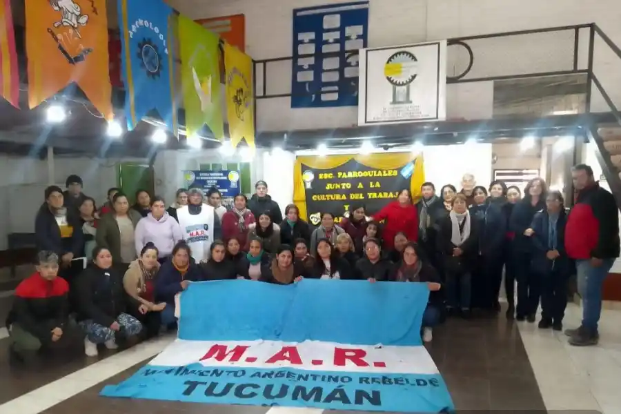 EN BUSCA DE SALIDA LABORAL. Escuelas parroquiales firmaron un acta con el Movimiento Argentino Rebelde para la capacitación en oficios. Foto gentileza Cristina Selman