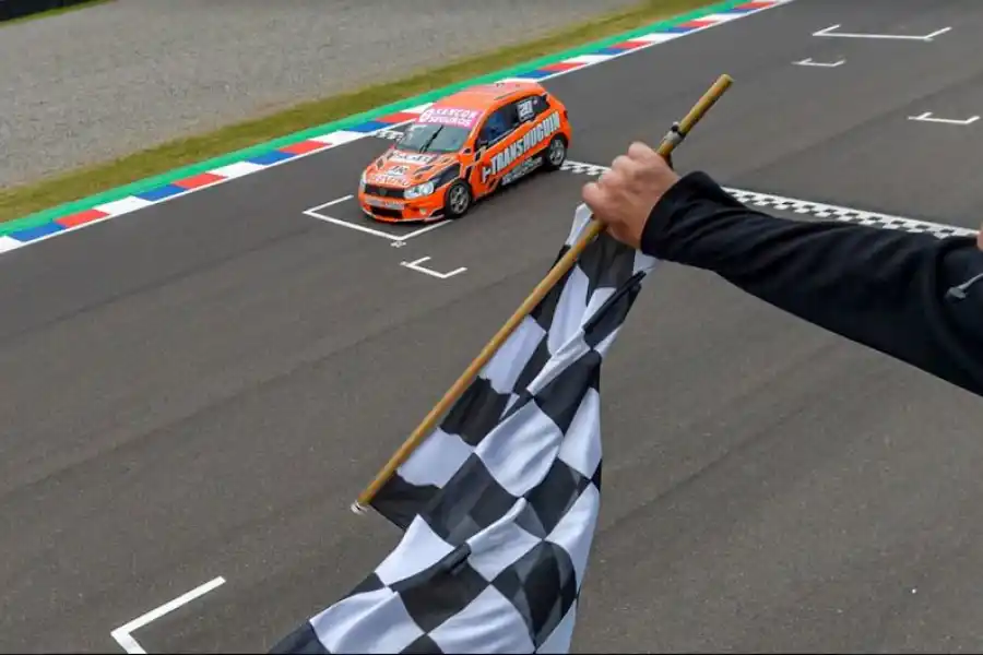 MÁS ARRIBA. El VW Gol Trend de Maximiliano Bestani arriba a la meta. El tucumano llegaba en el segundo puesto, pero después quedó primero.