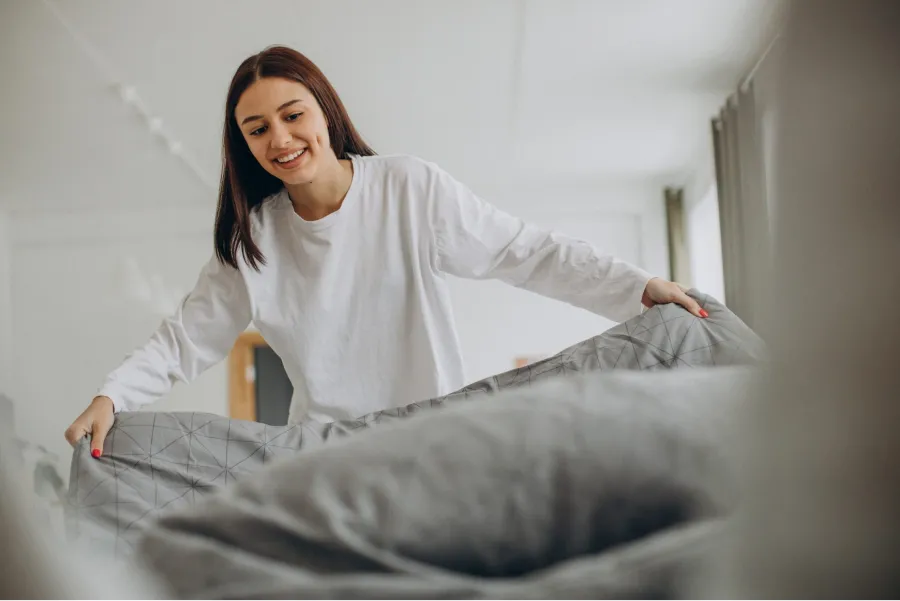 Por qué no es bueno tender la cama por la mañana, según la ciencia