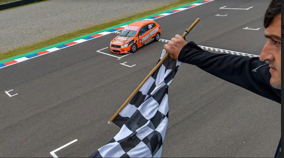 MÁS ARRIBA. El VW Gol Trend de Maximiliano Bestani arriba a la meta. El tucumano llegaba en el segundo puesto, pero después quedó primero.