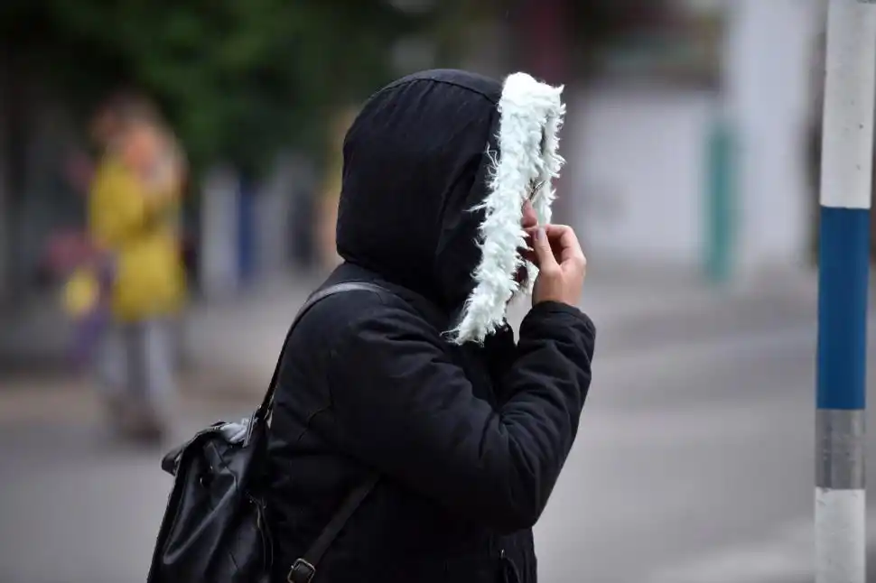 ABRIGOS A MANO. El frío intenso obligó a sacar del ropero la ropa invernal.