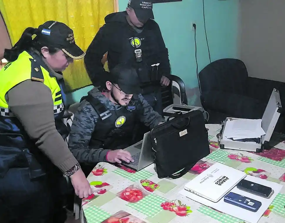 TRABAJO. Los policías, durante el allanamiento que hicieron ayer.