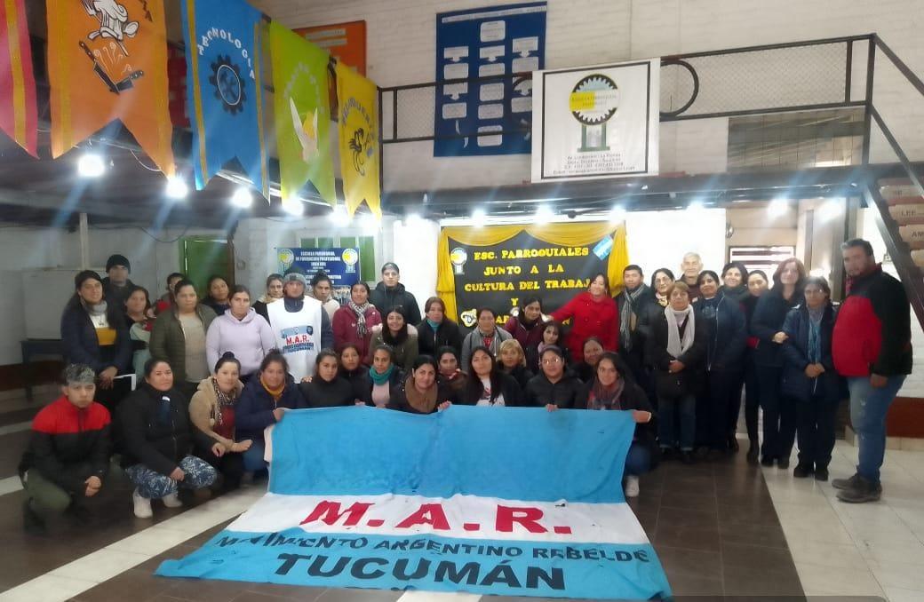 EN BUSCA DE SALIDA LABORAL. Escuelas parroquiales firmaron un acta con el Movimiento Argentino Rebelde para la capacitación en oficios. Foto gentileza Cristina Selman
