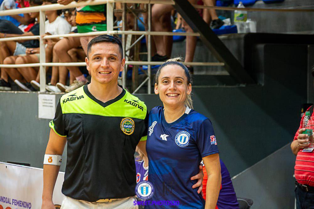 MUNDIAL. Los tucumanos Rubén Véliz y Camila Usandivaras posaron durante el Mundial Femenino de Futsal en 2023.