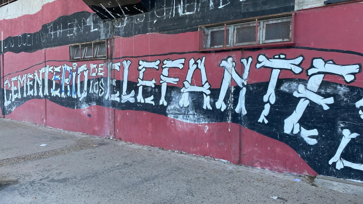 CEMENTERIO DE ELEFANTES. El apodo del estadio de Colón quedó luego de un duelo frente al Santos de Pelé.