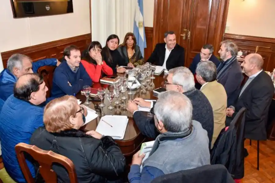 EN REUNIÓN. Los ministros Amado y Montaldo recibieron a los referentes de los gremios docentes. Foto de Comunicación Pública