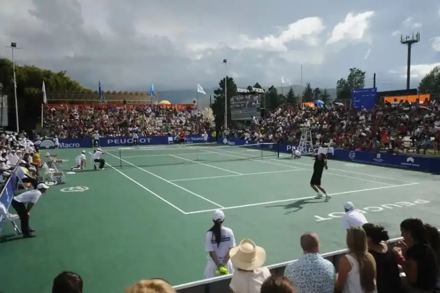 INOXIDABLE. Vilas a punto de sacar, durante su exhibición ante Gaudio. En 2015, 