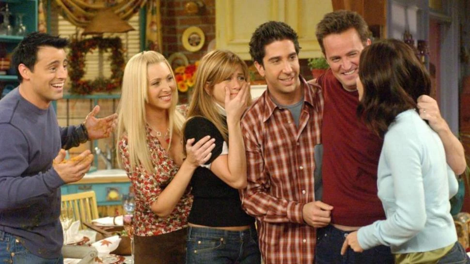 CHICAS Y CHICOS. Una imagen del último capítulo, con los seis neoyorkinos de “Friends” que aún convocan a miles de fanáticos ante la pantalla.