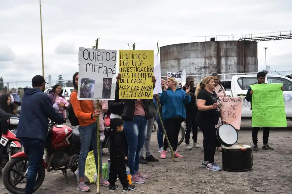 PROTESTA. Los familiares hicieron una manifestación durante un acto del gobernador Jaldo.