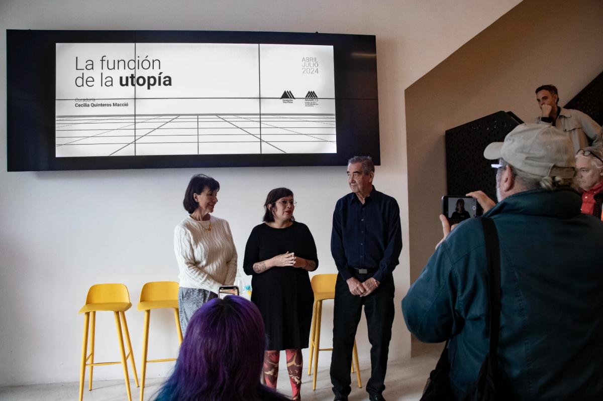La coleccionista de arte Alicia Teruel, la curadora Cecilia López Macció y Ricardo Cadenas, el director de la Fundación Tres Pinos en la inauguración de la muestra 
