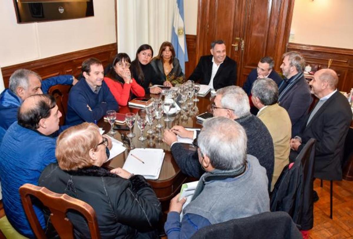 EN REUNIÓN. Los ministros Amado y Montaldo recibieron a los referentes de los gremios docentes. Foto de Comunicación Pública