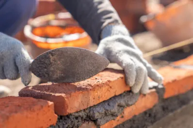 ¿Cuánto debería cobrar un albañil por día?