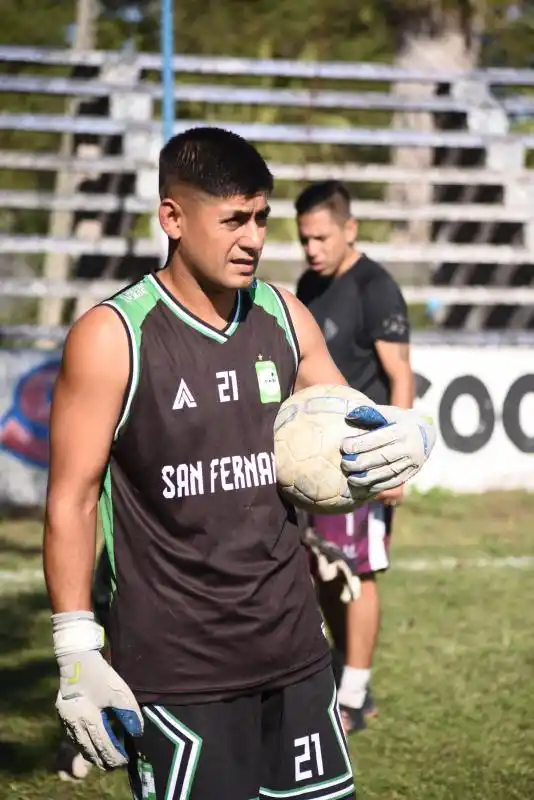 EN ACCIÓN. Ferreyra defiende el arco de San Fernando y fue uno de los pilares en la campaña que derivó en el ascenso.