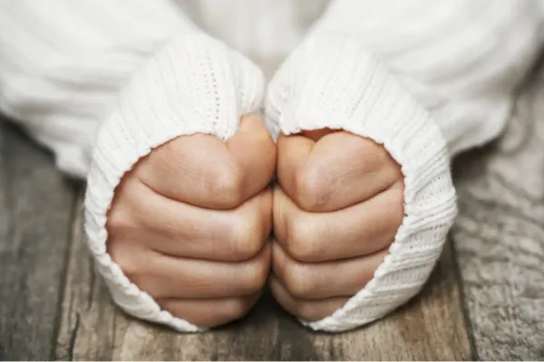 ¿Qué significa tener las manos frías y cuándo consultar con un médico?
