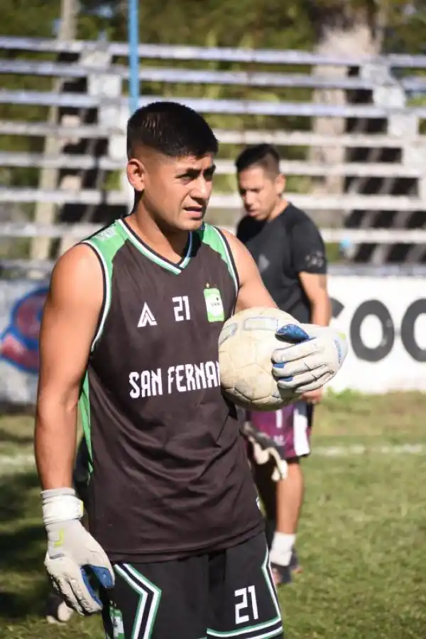 EN ACCIÓN. Ferreyra defiende el arco de San Fernando y fue uno de los pilares en la campaña que derivó en el ascenso.