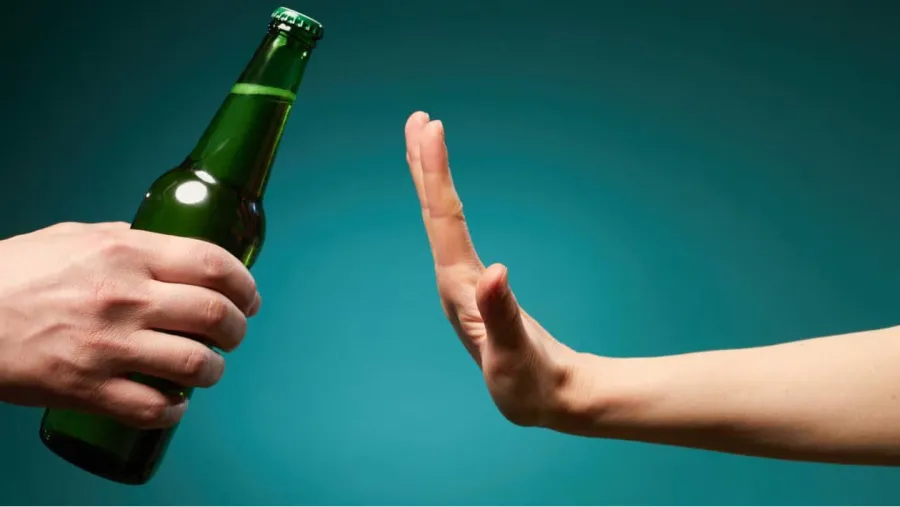 Dejar de consumir alcohol tiene múltiples beneficios para la salud