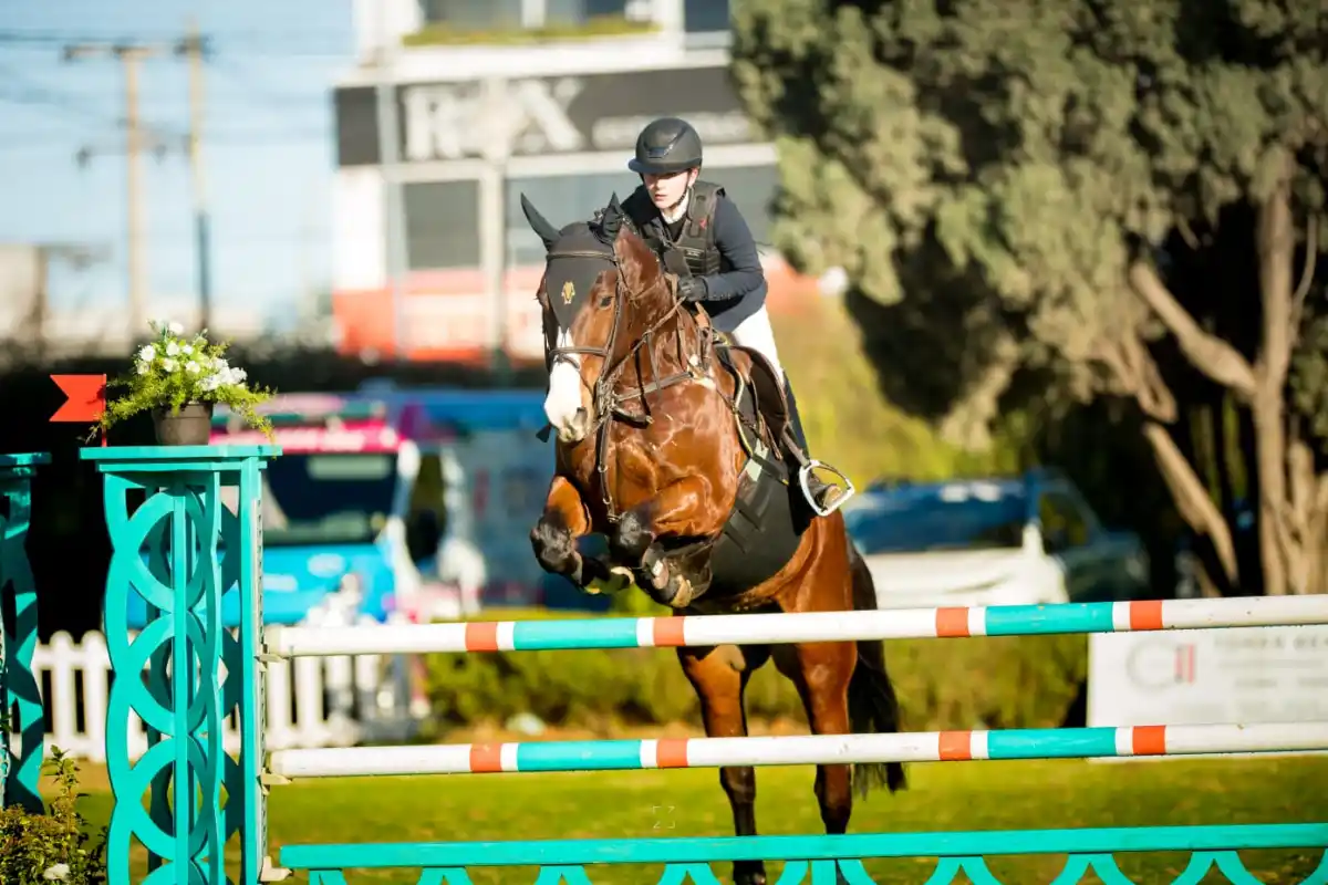 BUENA PERFORMANCE. Sofía Brahim, de 16 años, compitió ante binomios de Primera categoría y fue tercera el último día.