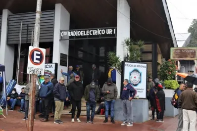 Reclamo salarial: policías de Misiones tomaron un edificio oficial y protestaron en las calles