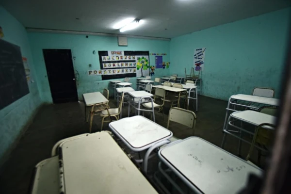 El frío pega fuerte en las aulas deterioradas del sur de Tucumán